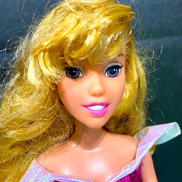 DISNEY VINTAGE 2005 SLEEPING BEAUTY PRINCESS AURORA COLLECTABLE DOLL 11.5” - Picture 3 of 11